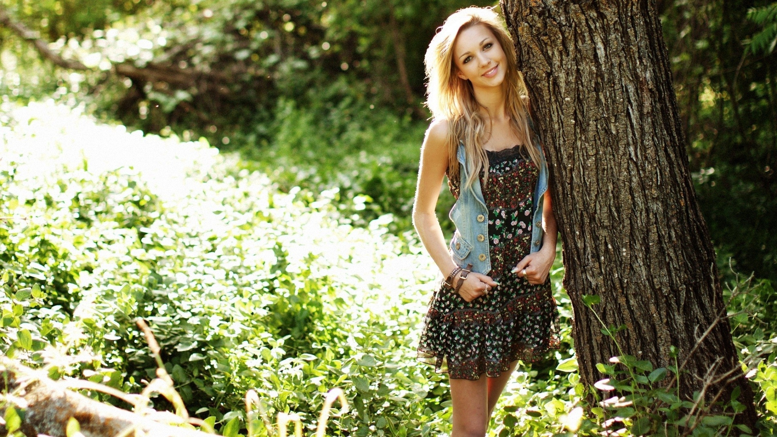 Cute Blonde Leaning Against A Tree Wallpapers And Images Wallpapers Pictures Photos 