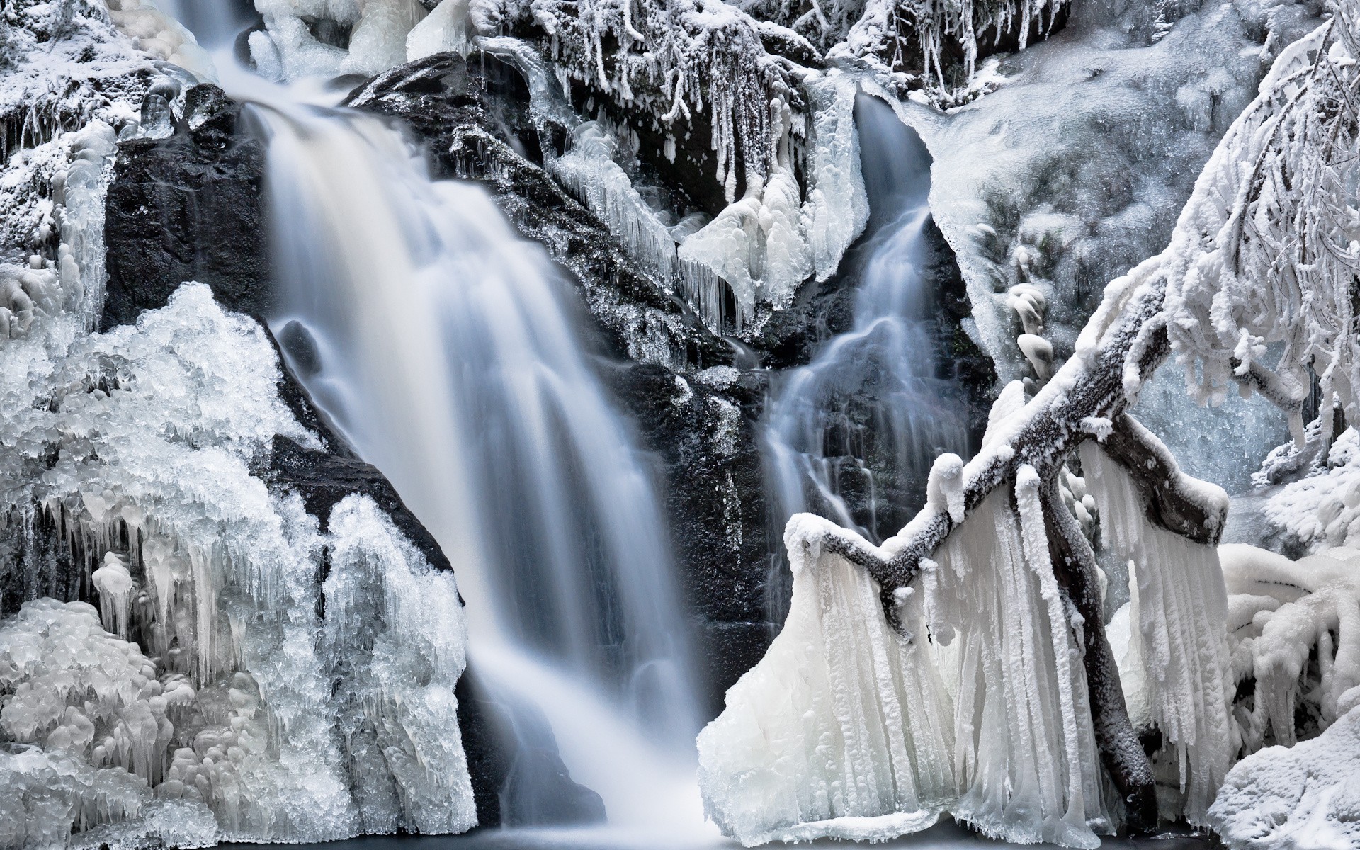 Accumulation of ice on the waterfall during a frost wallpapers and