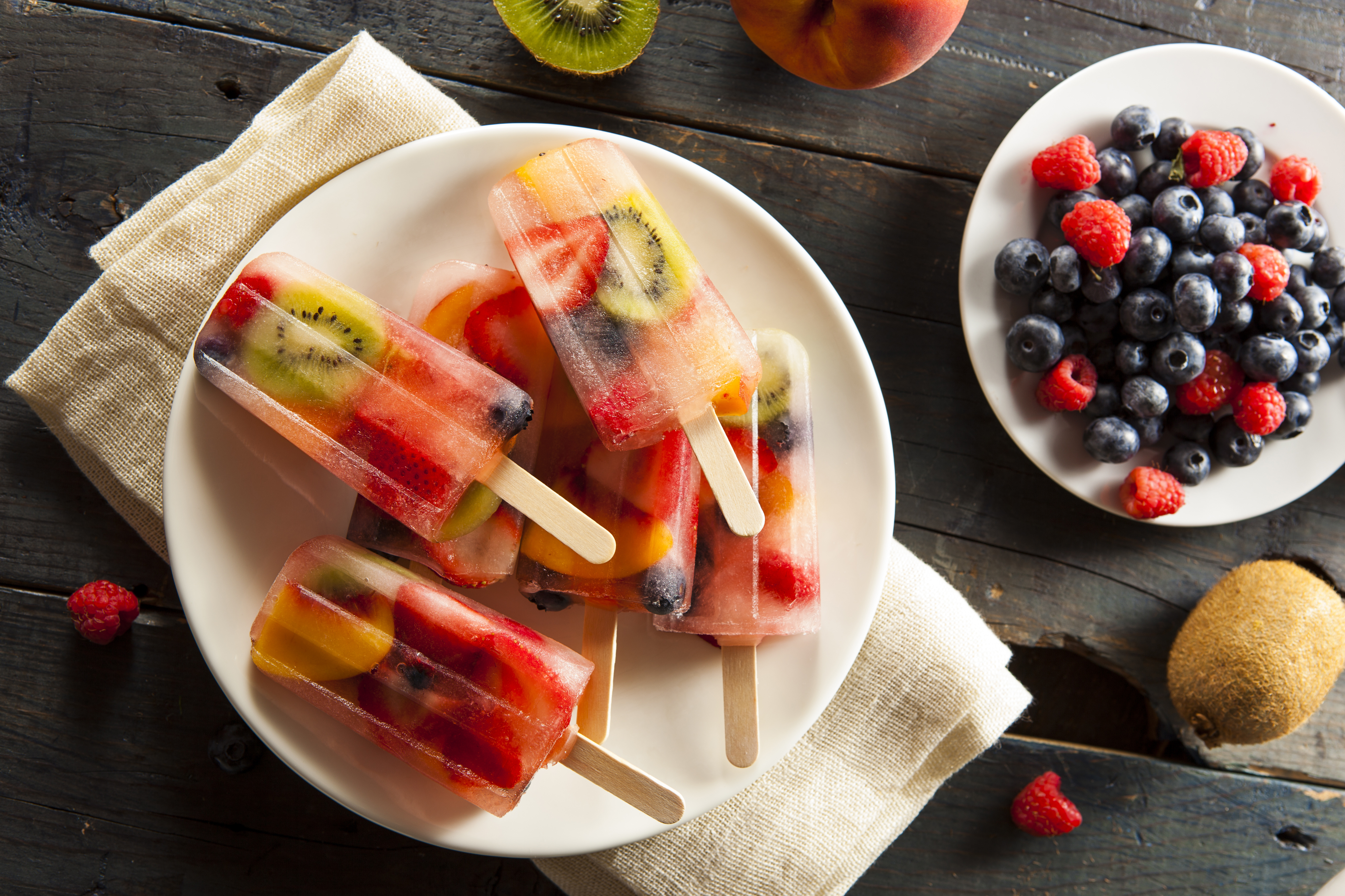 Мороженое на палочке с ягодами и фруктами - обои для ...
 Мороженое с Ягодами