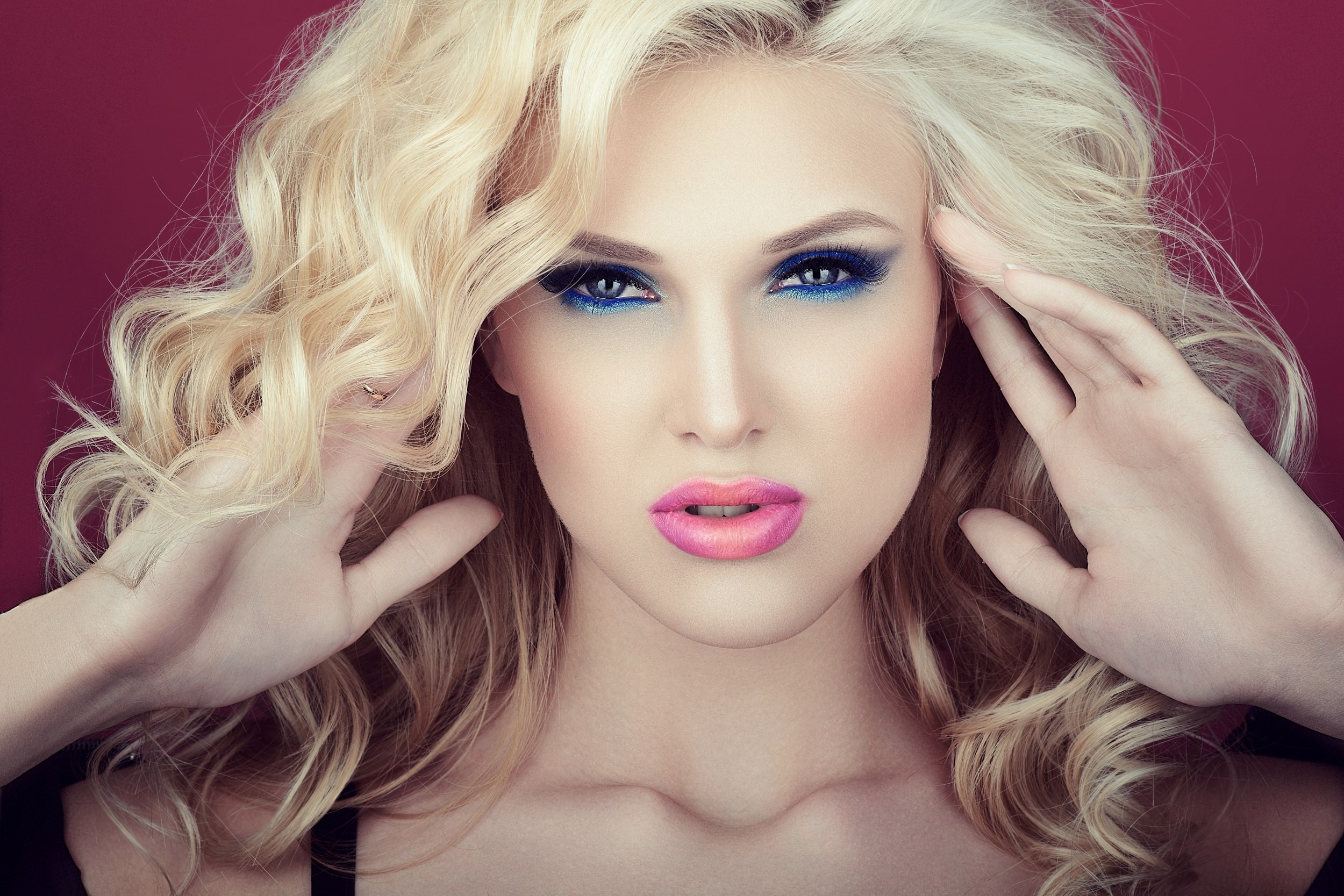 Elegant Blonde With Beautiful Bright Makeup Wallpapers And Images Wallpapers Pictures Photos