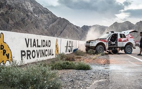 Ремонт на трассе Дакар 2015