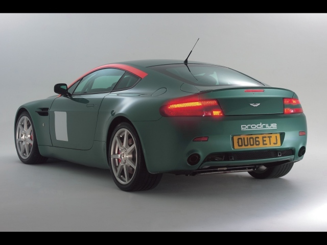 Зеленый Астон Мартин