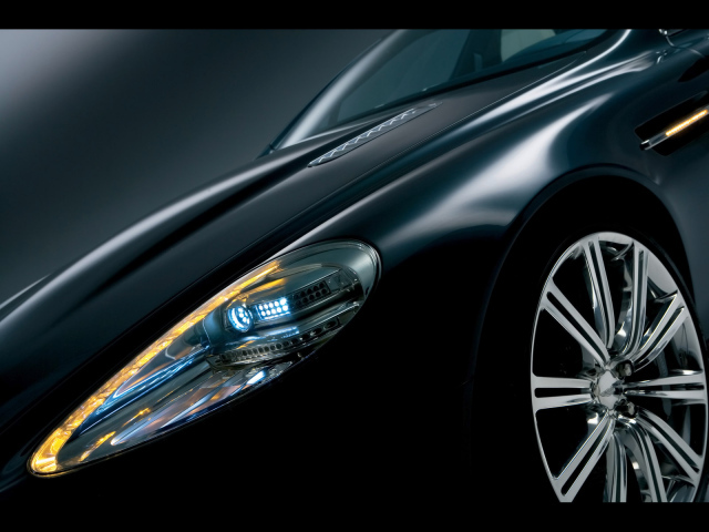 Черный Aston Martin