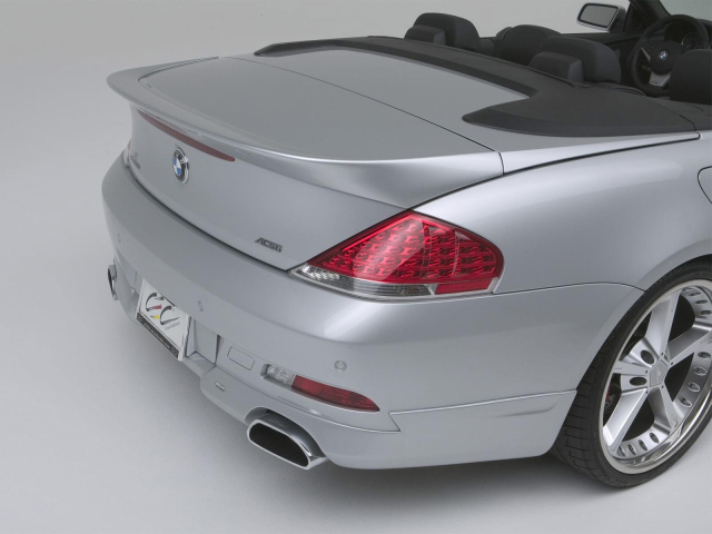 Автомобиль BMW 645 вид сзади