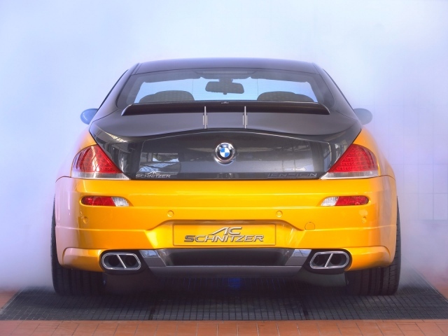 Автомобиль BMW вид сзади