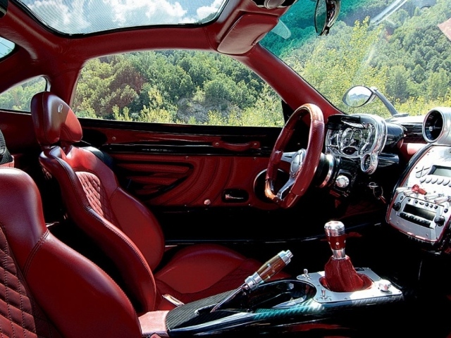 Крутой салон автомобиля Zonda STop Gear