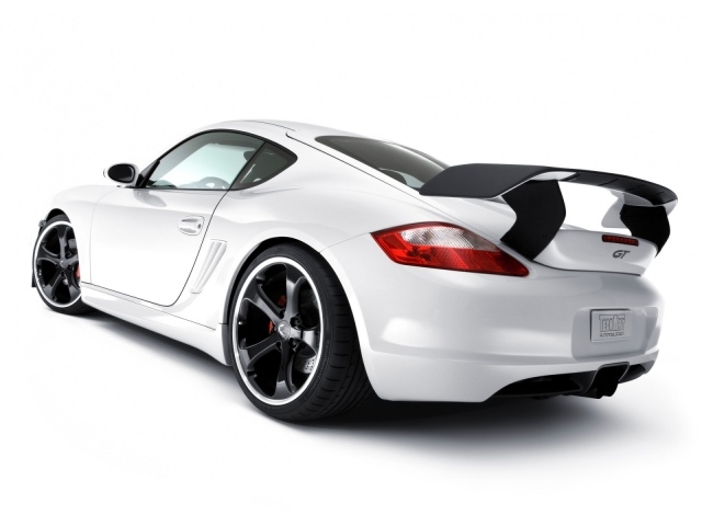 Белый Porsche с черными дисками