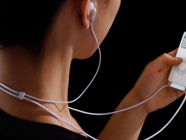Девушка с iPod Nano