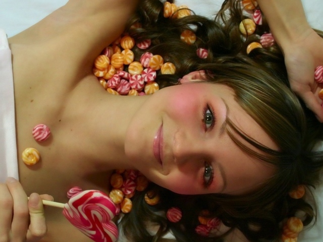 Девушка с конфетами