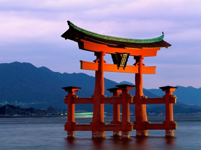 Великие Ворота, святыня Itsukushima, Miyajima, Япония