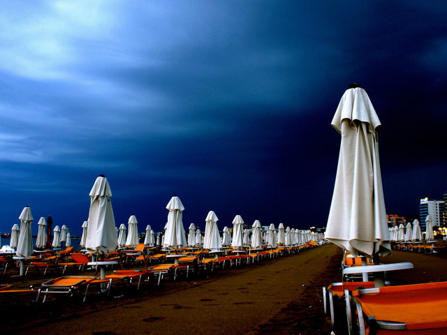 Пивные палатки в шторм