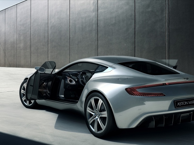 Великолепный автомобиль Aston Martin