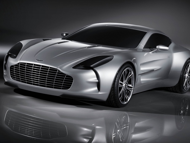 Мощный Aston Martin