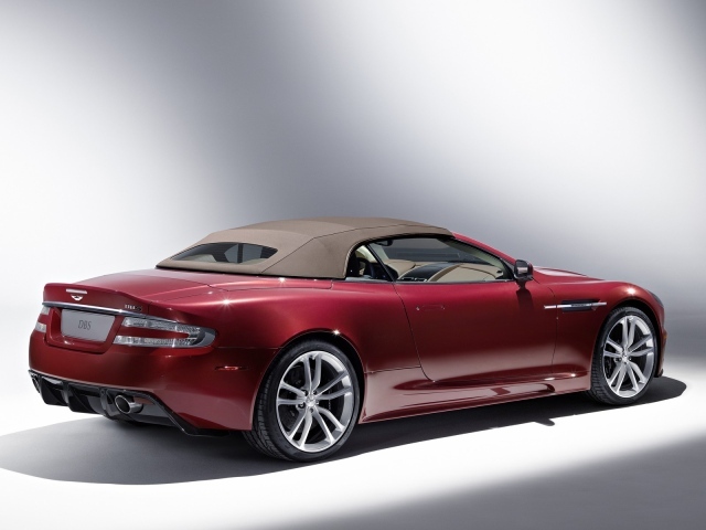 Красный Aston Martin DBS