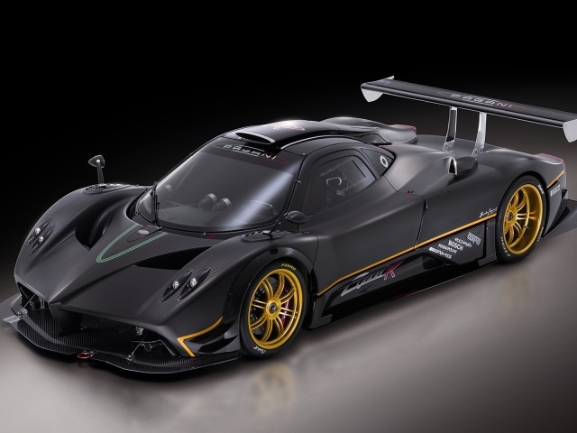 Черный спортивный авто