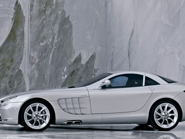 Спортивный гоночный автомобиль