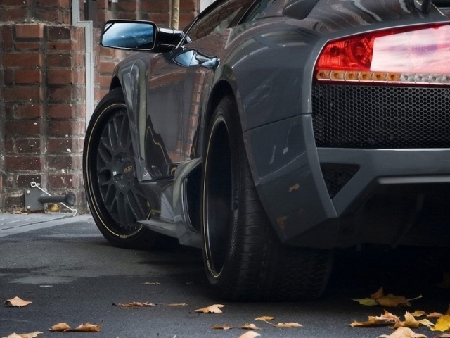 Припаркованный спорткар