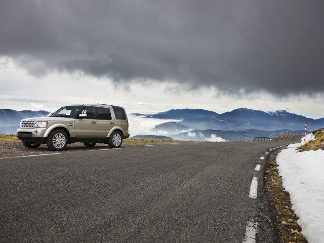 Rover на горной дороге