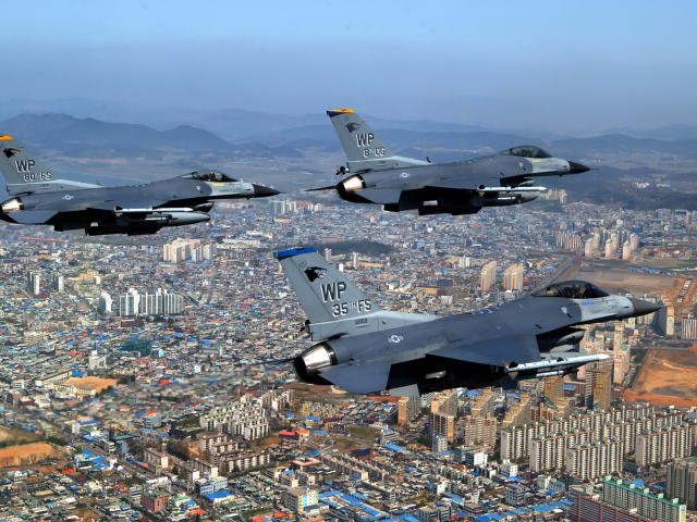 Военная авиация / полет над городом