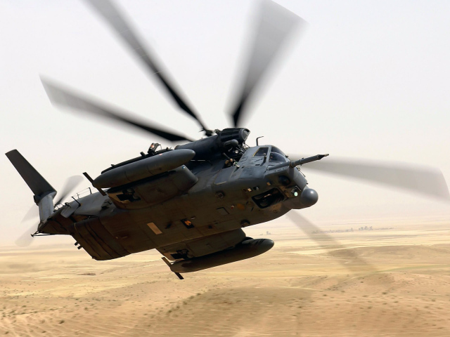 Военная авиация / Вертолет над пустыней
