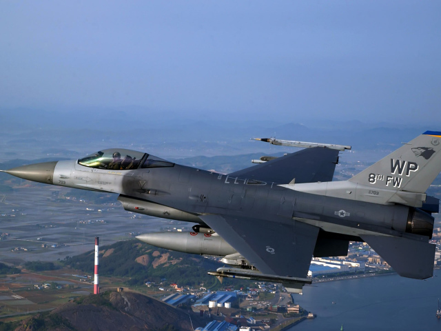 Военная авиация / в облаках над городом