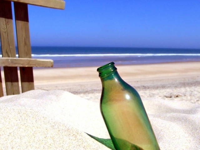 Бутылка на песке