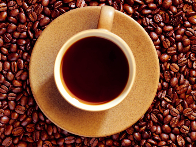 Кофейные зерна и чашка кофе