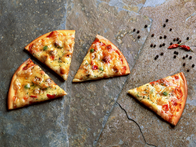 Аппетитные кусочки пиццы