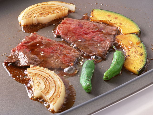 Куски рыбьего мяса на плите