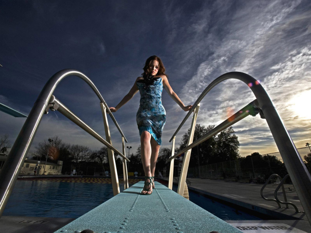 Красавица у бассейна