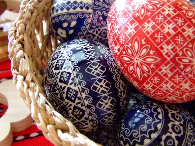 Синие и красные Пасхальные яйца