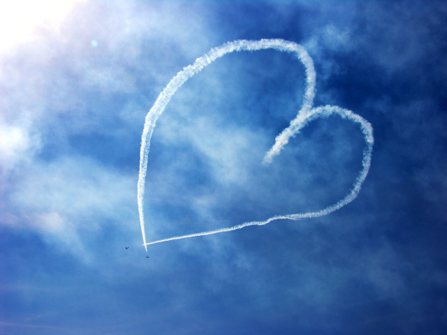 Фигура в небе на День Влюбленных