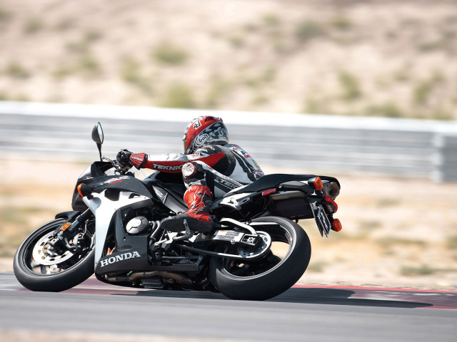 Пилот спортивного мотоцикла