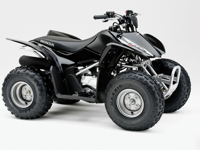 Черный Honda квадроцикл