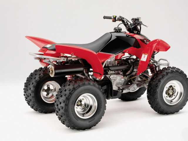 Красный спортивный Honda квадроцикл
