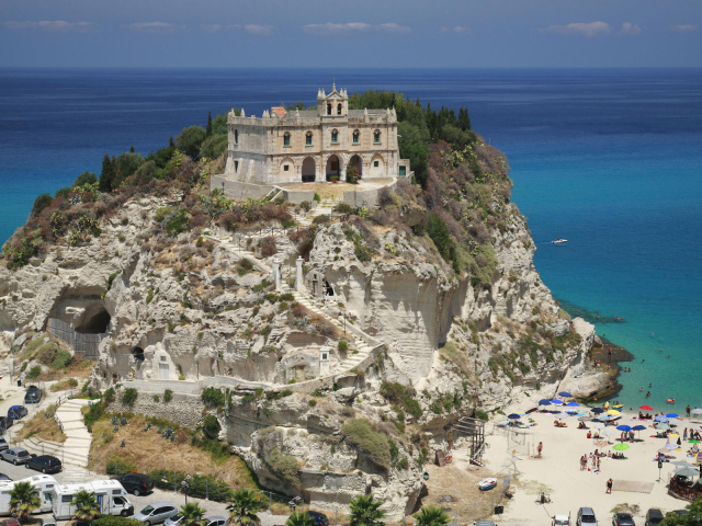 Замок на берегу моря