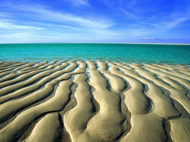 Волнистый песчаный берег