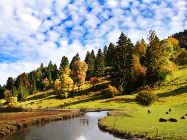 Облака над холмом