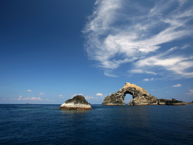 Рифы и скалы