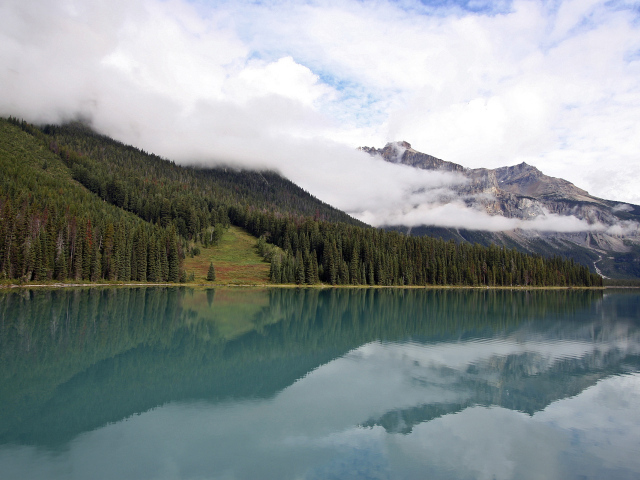 Кристально чистое озеро