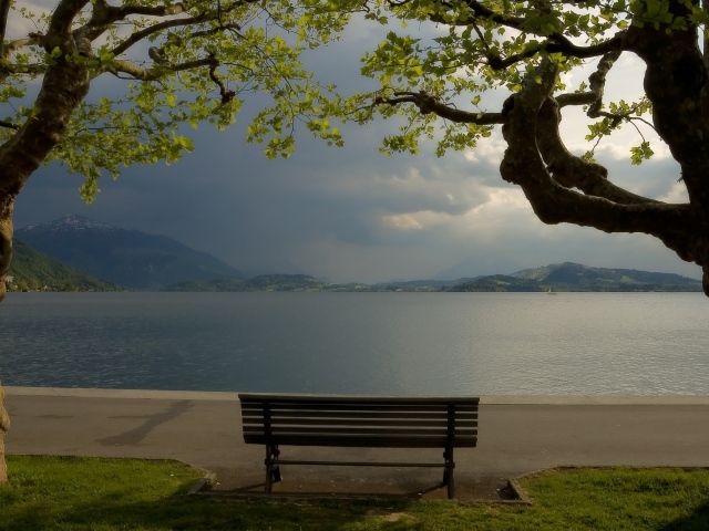 Спокойное озеро у подножия гор