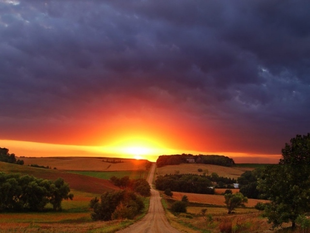 Красивый солнечный закат