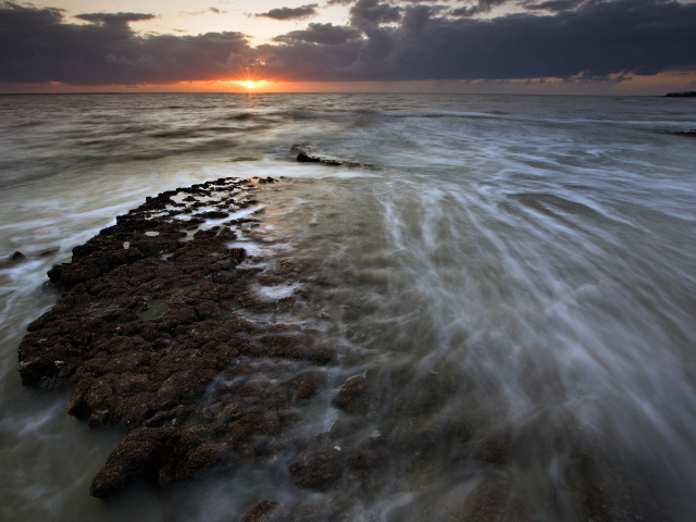 Омывающиеся морем камни