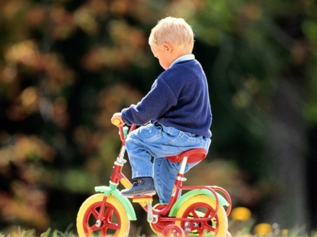 Мальчик на велосипеде