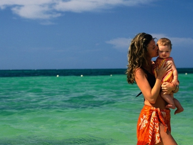 Молодая мама с малышом