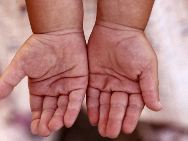 Детские руки