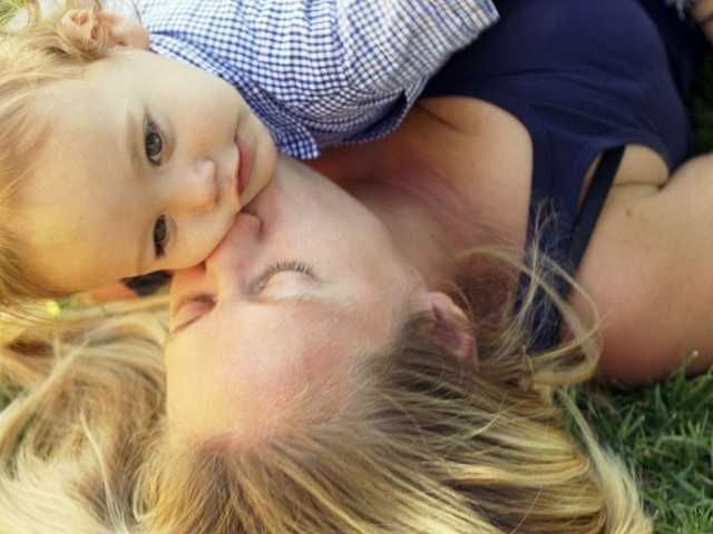 Счастливая мать и ребенок