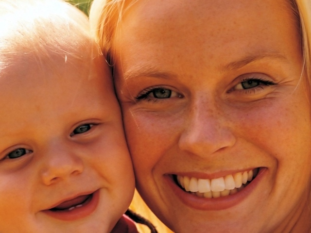 Счастливая мама и ребенок