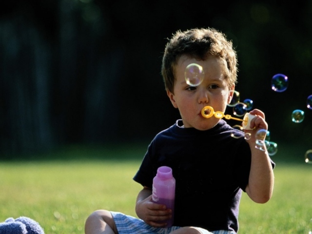 Мальчик и пузыри