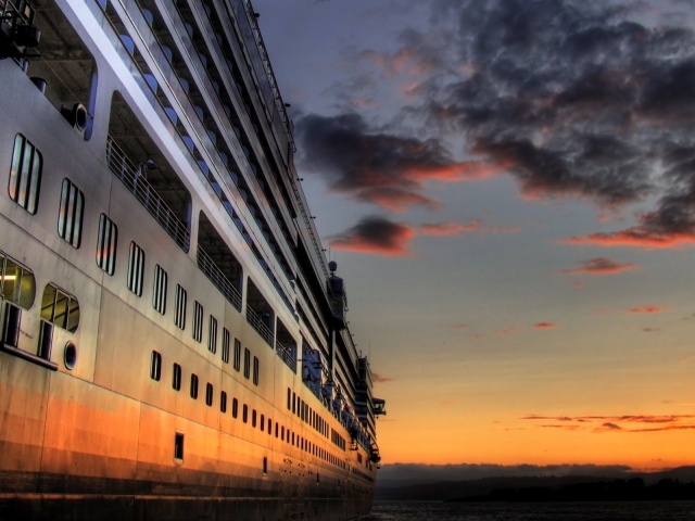 Круизный лайнер на закате
